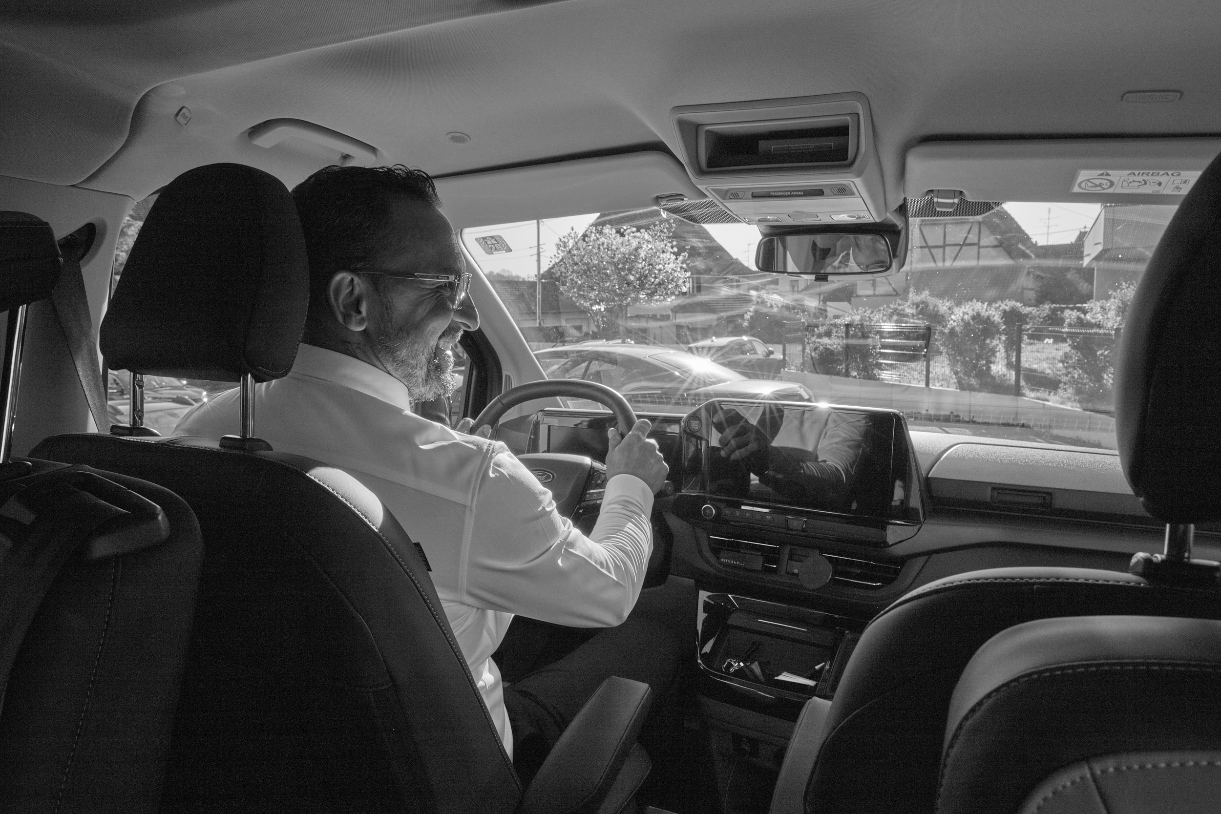 Véhicule de transport MB Mobilité, Ford Tourneo Custom noir premium pour 7 passagers. Intérieur spacieux avec sièges chauffants et configuration confort pour groupes et familles.