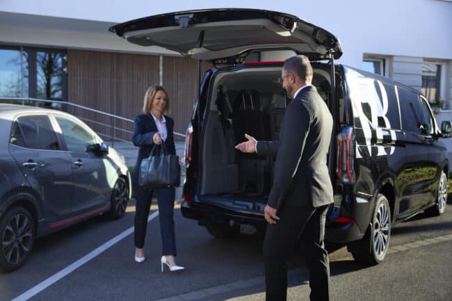 Véhicule de transport MB Mobilité, Ford Tourneo Custom noir premium pour 7 passagers.