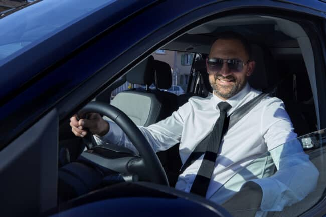Alexandre au volant de la Ford Tourneo Custom de MB Mobilité