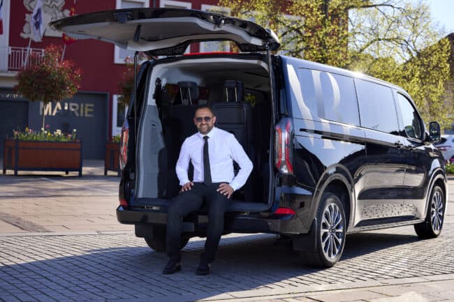 Véhicule MB Mobilité équipé d'une rampe d'accès pour fauteuil roulant manuel (Transport PMR).